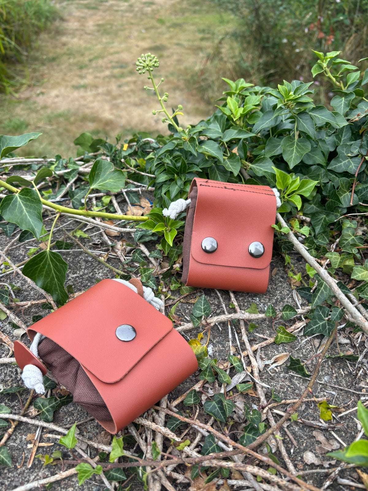 Foraging Pouch — showing both sides of the bushcraft pouch used for foraging
