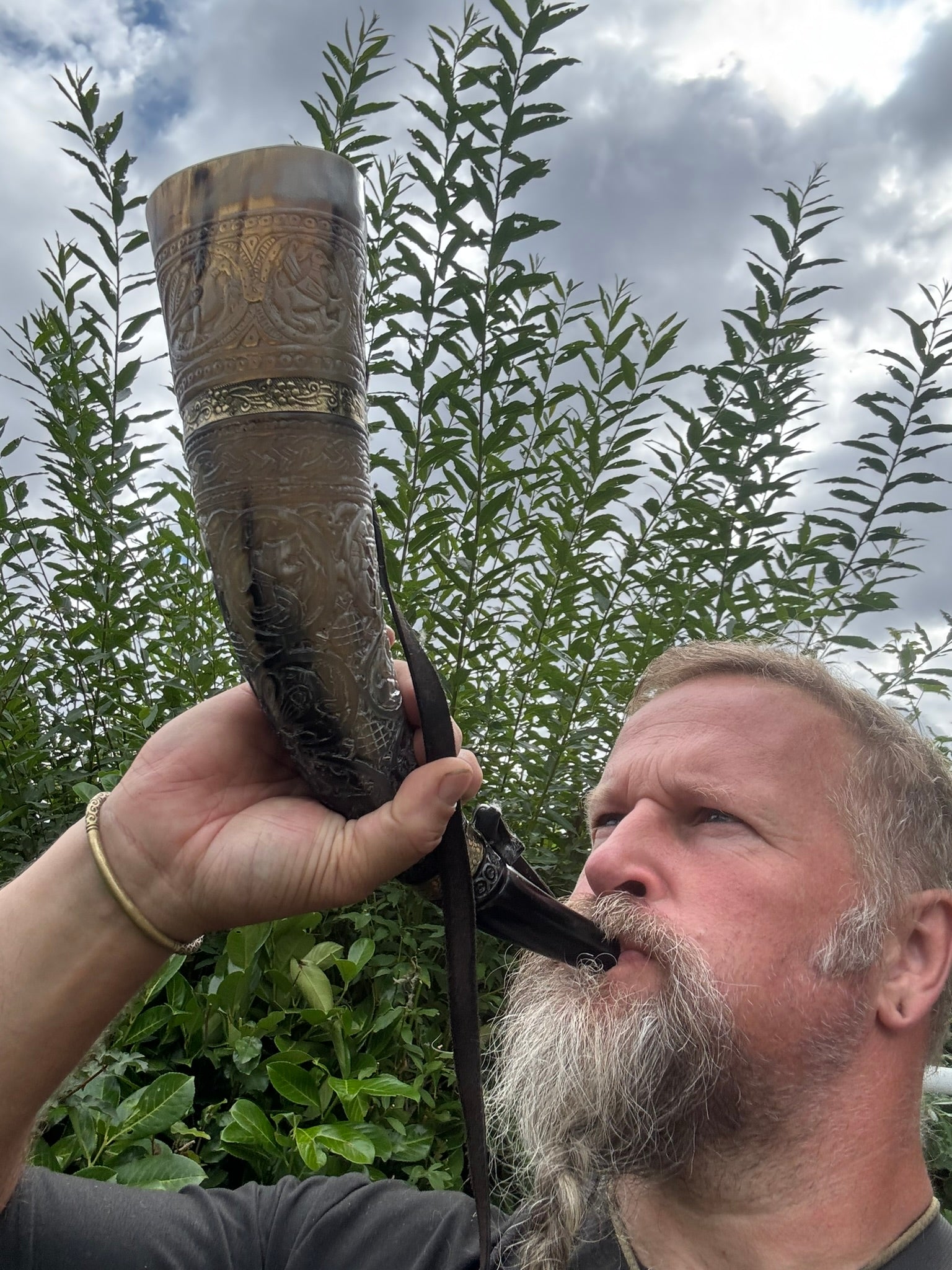 Viking blowing horn Oliphant replica with included leather holder
