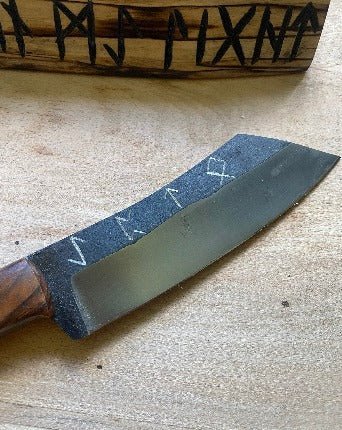 Modern Seax knife blade spine 90 degree to use with a ferro rod striker